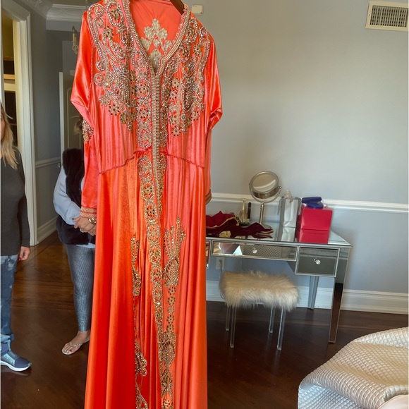 Dresses - Picture 3 of 6